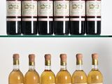Plusieurs bouteilles de vin sont alignées sur une étagère en verre