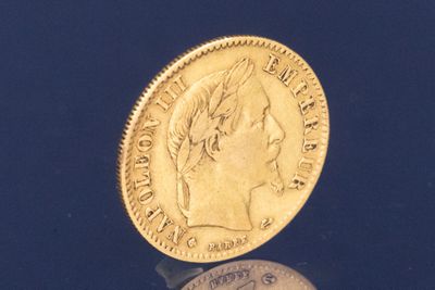 une pièce d'or avec l'image d'une femme dessus