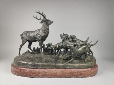 sculpture en bronze représentant un cerf et une biche, posée sur un socle en marbre