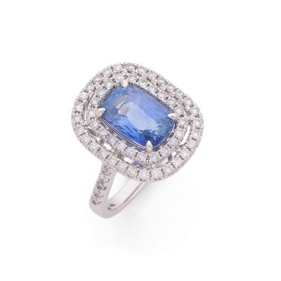 une bague en saphir bleu et diamant