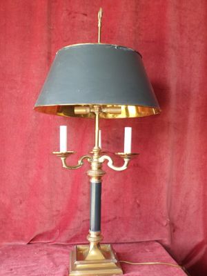 l'image d'une lampe posée sur une table