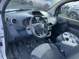 une petite voiture équipée d'un volant et d'un tableau de bord