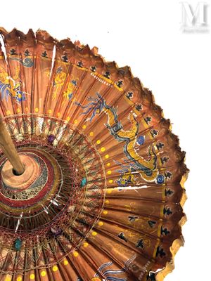 un gros plan d'un parapluie décoratif muni d'un manche en bois