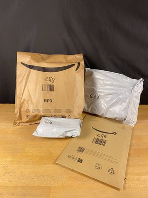 un sac brun et des sacs blancs sur une table en bois