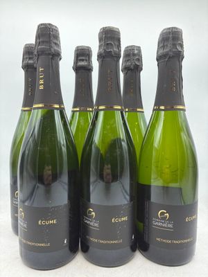 six bouteilles de champagne sont alignées
