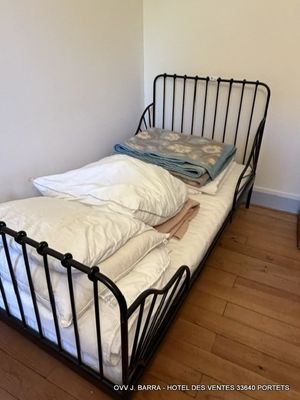 un lit sur lequel se trouve un oreiller, dans une chambre