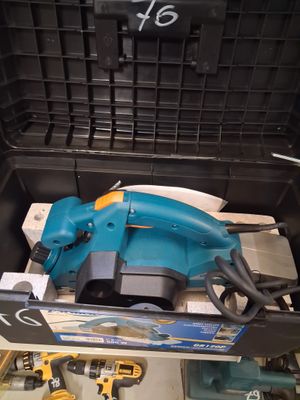 une boîte contenant des outils, posée par terre
