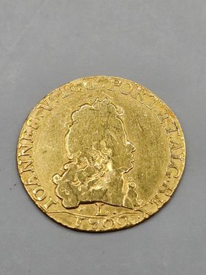 gros plan d'une pièce d'or sur une surface grise