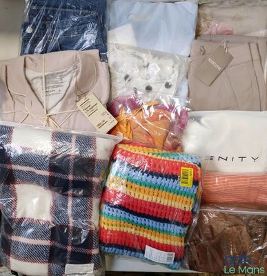 une pile de vêtements posée sur une table
