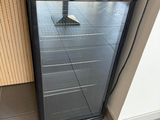 une photo d'une porte vitrée dans un coin d'une pièce