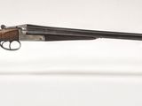 un vieux fusil avec un canon en bois et un socle d'exposition en acrylique transparent