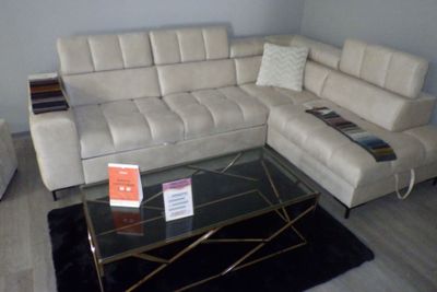 un canapé et une table basse dans un salon