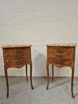 paire de tables de chevet françaises anciennes avec des plateaux en marbre