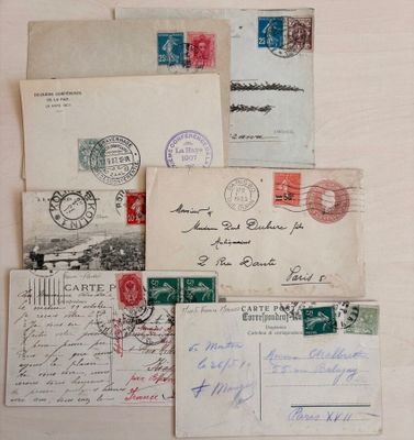 de nombreux types de lettres et d'enveloppes sur la table