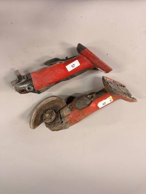 une paire de coupe-tubes rouges et noirs posés sur une surface blanche