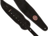 une paire de sangles de guitare en cuir noir sur fond blanc