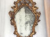 un miroir accroché au mur à côté d'un rideau