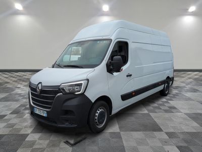 la camionnette blanche est garée sur le sol en damier d'une pièce