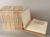 trois livres dans une boîte posée sur une table