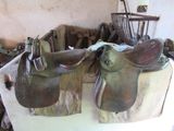 deux selles posées sur une table