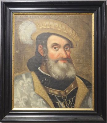 portrait d'un homme à la barbe blanche coiffé d'un chapeau doré