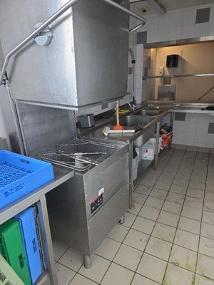 une cuisine équipée de nombreux appareils électroménagers en inox