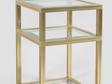 une table d'appoint en verre et laiton avec un plateau en verre