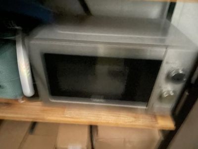 un micro-ondes posé sur une étagère dans une pièce