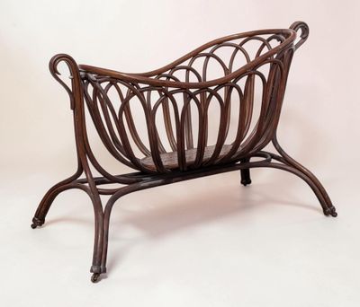 THONET, attribué à. Berceau d'enfant en bois thermocourbé, s…