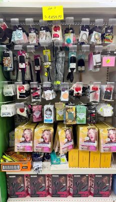 de nombreux articles à vendre sur les étagères du magasin