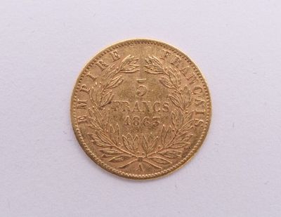 une image d'une pièce d'or sur une surface blanche