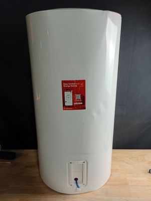 un chauffe-eau posé sur une table, sur fond noir
