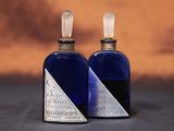 deux bouteilles d'alcool posées sur une table