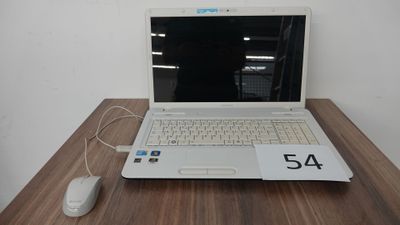 un ordinateur portable posé sur un bureau en bois