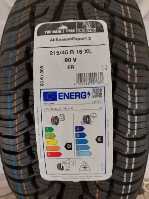 un gros plan d'un pneu sur lequel figure une étiquette énergétique