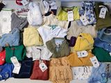 une pile de vêtements de bébé posée sur une table