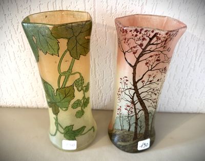 deux vases posés sur une table