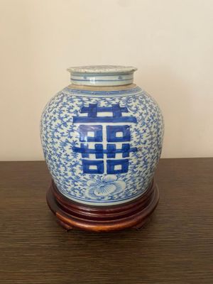 un vase bleu et blanc posé sur une table en bois