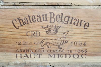 une boîte en bois sur laquelle est accrochée une pancarte indiquant « Château Belgrave »