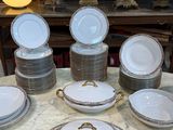 un grand nombre d'assiettes posées sur une table