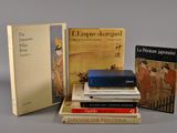 plusieurs livres sont empilés sur une table