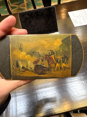 Ensemble comprenant un étui  à décor d'une scène de tauromachie peinte - Photo 1