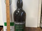 une bouteille d'alcool posée sur une table à côté d'une règle