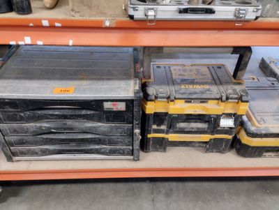 beaucoup d'outils sur une étagère dans un magasin