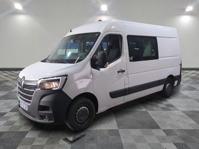 la photo d'une camionnette blanche garée dans une pièce