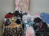 beaucoup de vêtements posés sur la table