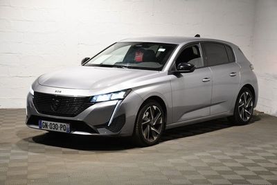 Le nouveau SUV Peugeot est garé dans le garage.