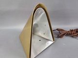une lampe en métal en forme de triangle, munie d'un cordon