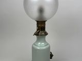 une lampe posée sur une table