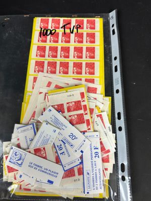 beaucoup de billets dans un sac en plastique posé sur une table